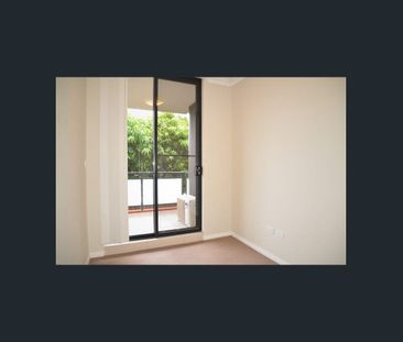 Large Modern one Bedroom Apartment Plus Study Room - Photo 1