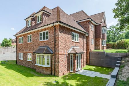 Sheerwater Road, West Byfleet, Surrey, KT14 - Photo 4