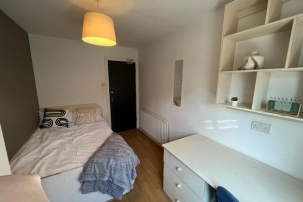 Headingley Avenue - , - Photo 1