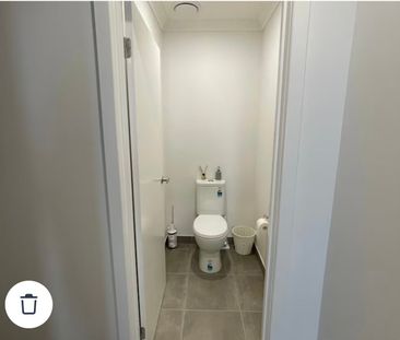 Cranbourne West - Photo 1