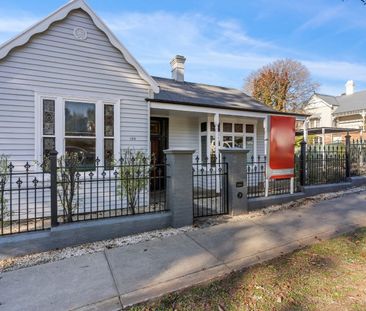 Beautiful 4 bedroom home with a pool in Golden Square - Photo 4