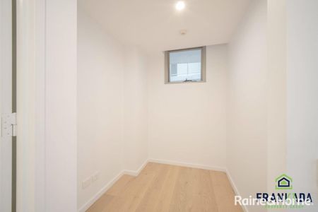 PRIME LOCATION & CONTEMPORARY LIVING - Photo 4