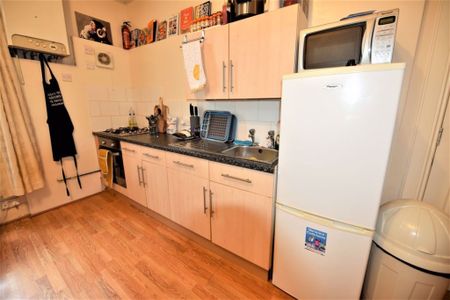 1 bedroom Flat in Victoria Road, Leeds - Photo 4