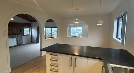 Large family home with beautiful sea views - Photo 2