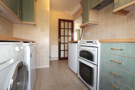 Lillibrooke Crescent - Photo 2