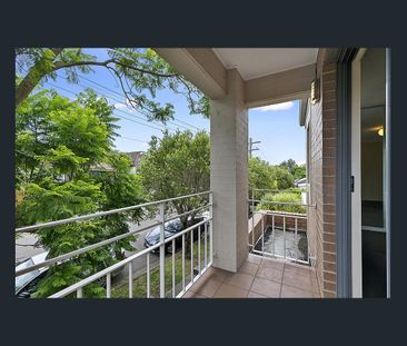 BEUTIFULLY APPOINTED MODERN 3 BEDROOM TOWNHOUSE - Photo 6