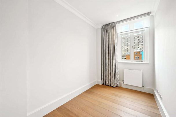 Top floor apartment, situated in a well maintained mansion building moments from Hyde Park. - Photo 1