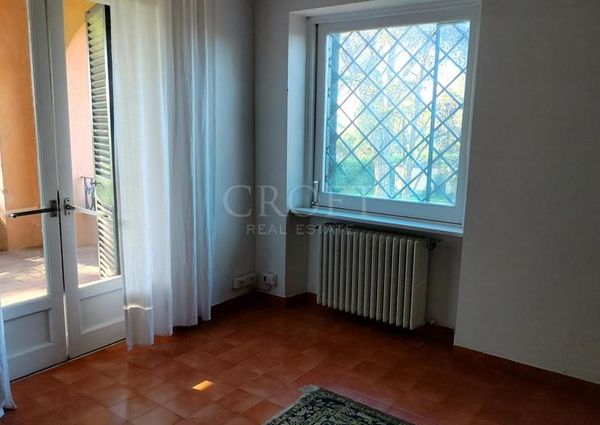 Ardeatina-Divino Amore: Quiet, charming rustic villa, big and well-curated garden, 3 beds, 1 study, 3 baths, living room, kitchen, with terraces , AC and parking space. Ref 2322