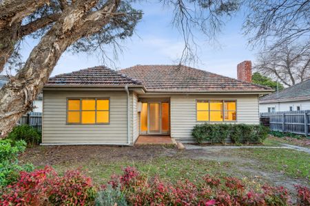 24 Lucknow St , MITCHAM - Photo 2