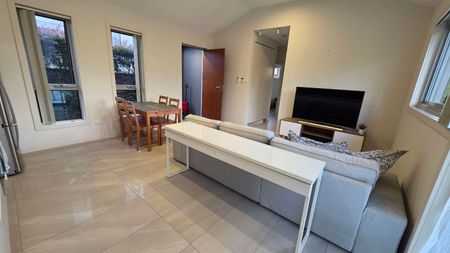 Beverly Hills - Photo 2