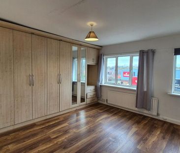 3 bedroom flat to rent - Photo 4