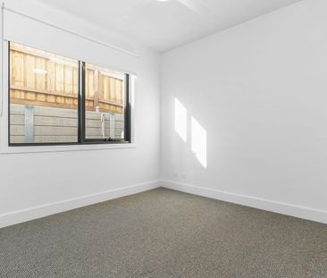 Live Green and Save Money - 6.4 Kilowatt Solar Panels on Roof - Photo 4