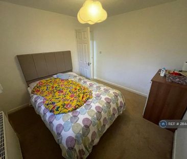 4 bedroom semi-detached house to rent - Photo 2