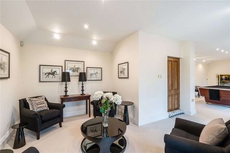 A magnificent Cotswold stone home on a private gated estate just outside the charming market town of Cirencester, with extensive leisure facilities and excellent road access. - Photo 5