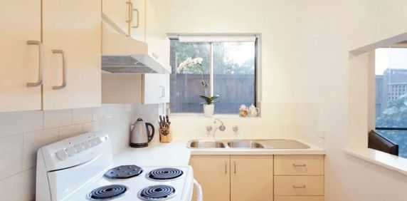 Courtyard One Bedroom - Photo 2