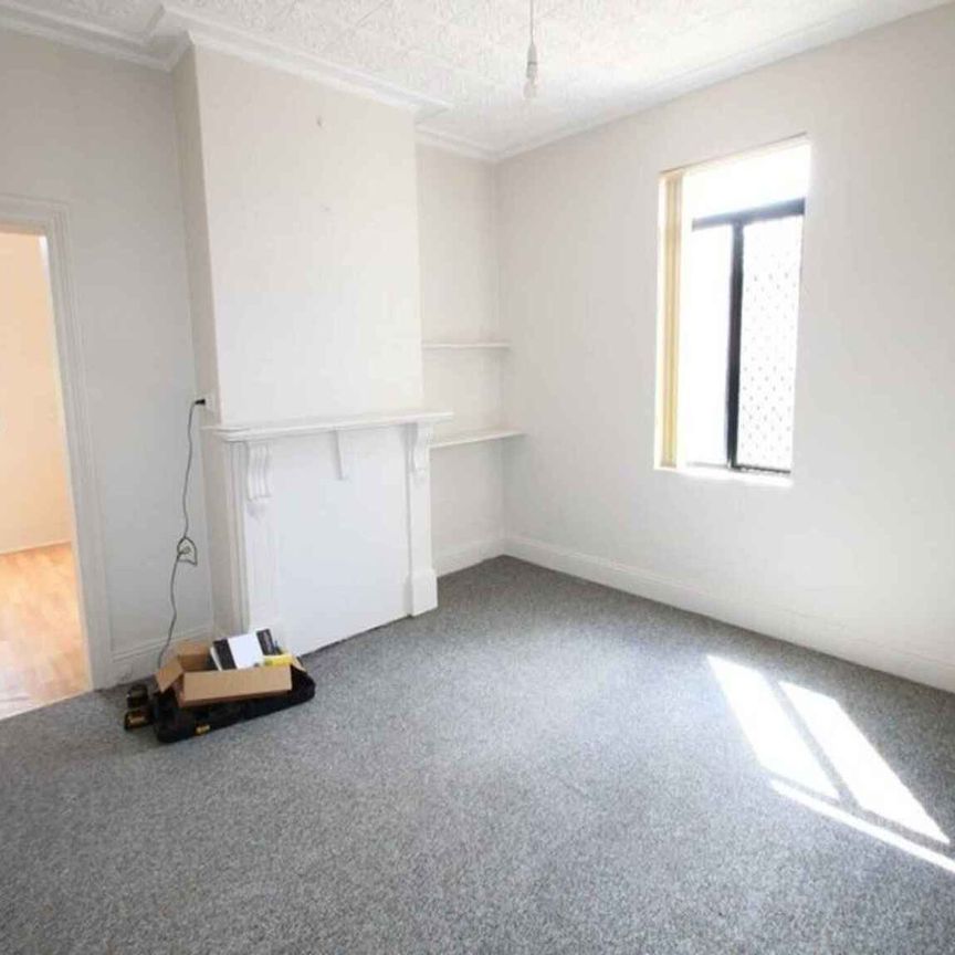 Oversized one bedroom apartment! - Photo 1