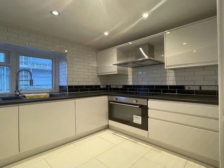 3 bedroom apartment to rent - Photo 4