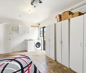 Sunny & Private 3-Bedroom Home - Photo 2