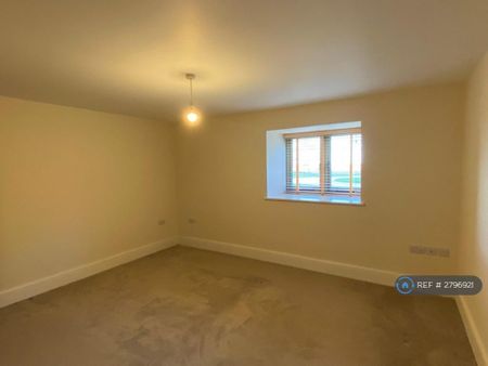 4 bedroom semi-detached house to rent - Photo 3