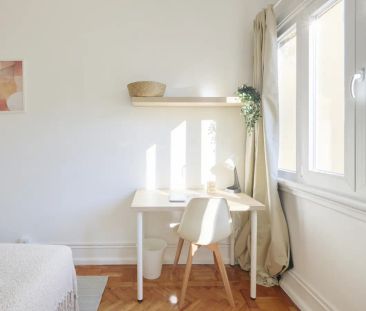 Room in a shared 11-bedroom apartment for rent in Lisbon, suitable for professionals and students - Foto 2
