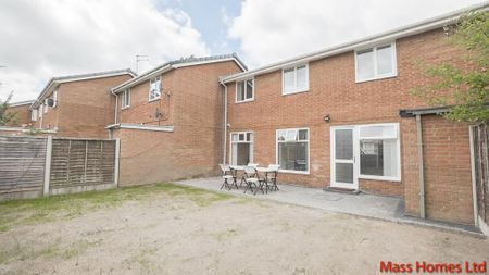 4 bedroom semi-detached house to rent - Photo 5