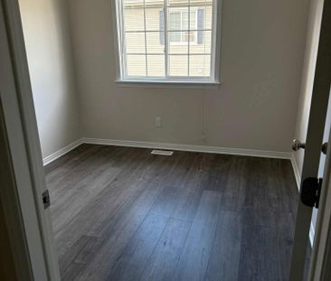 For Lease - 554 Ashbourne Crescent, Barrhaven, Ontario - Photo 3