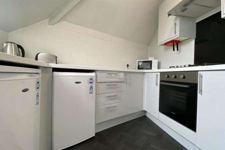 3 bedroom flat to rent - Photo 3