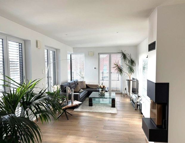 Exklusives Penthouse, 3-R-Whg.,mit großem Arbeitsbereich, Kamin, EBK, Balkon, Terrasse, Fubo Heizg., 2 Bäder, TG - Photo 1