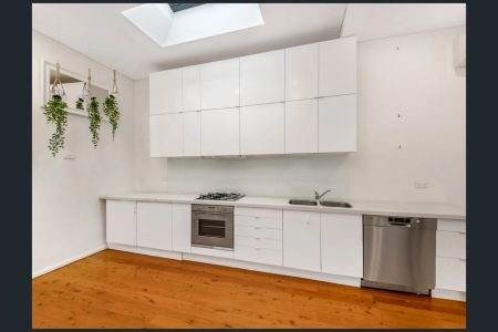 Stylish City-Fringe Living in the Heart of Glebe - Photo 4