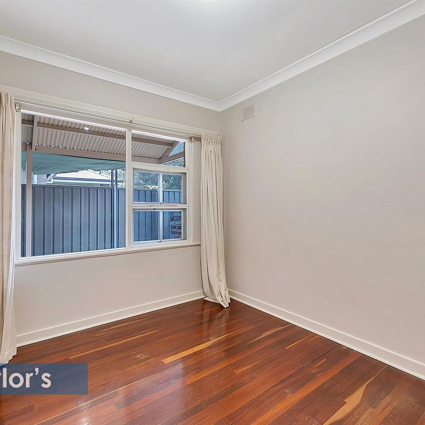 WELL-PRESENTED FAMILY HOME IN CONVENIENT LOCATION - Photo 1