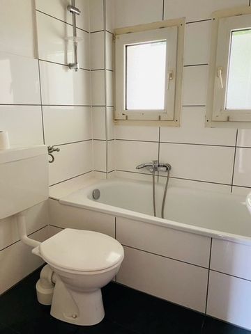 Erdgeschosswohnung in zentraler Lage mit Balkon, Verkehrsanbindung direkt vor der Haustür - Foto 5