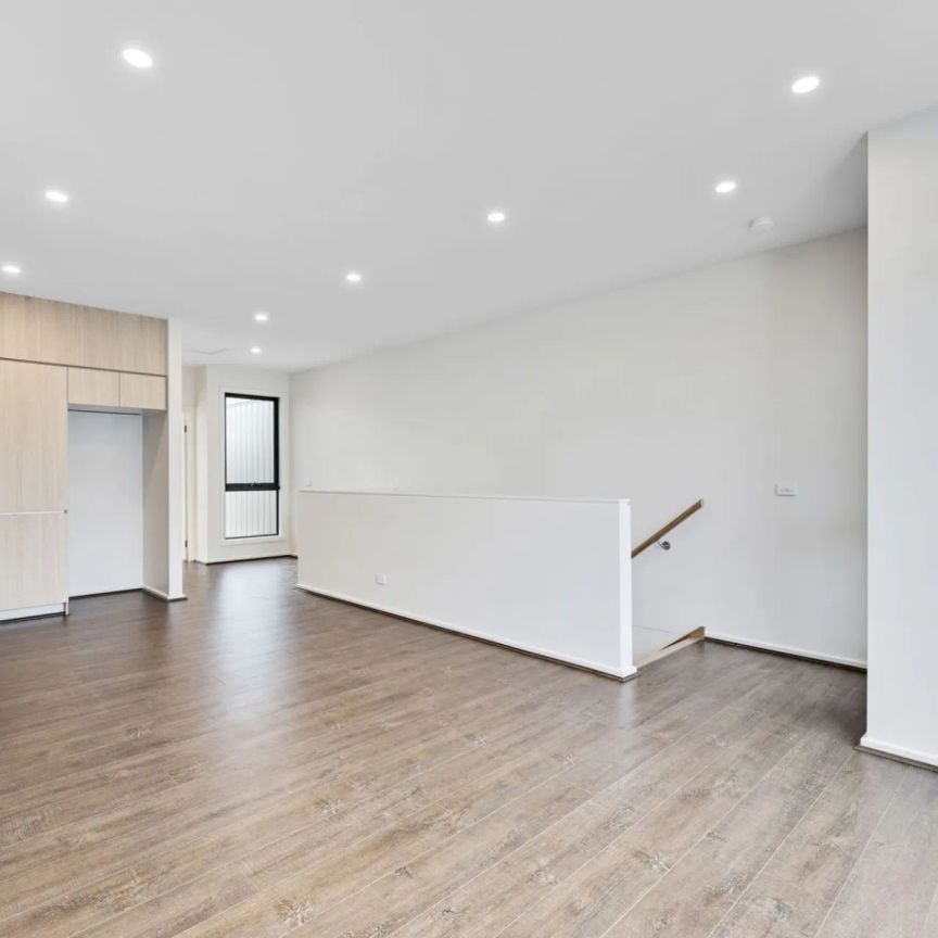 Modern townhouse delight! - Photo 1