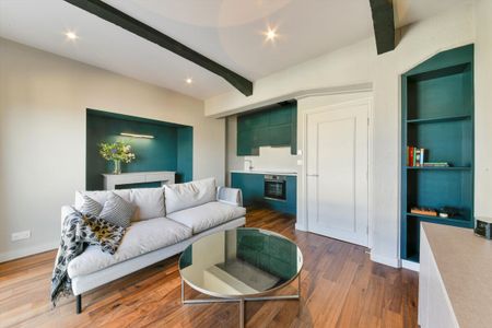 A bright one bedroom apartment, exquisitely refurbished throughout, with high ceilings and views towards the City Of London skyline, in this popular warehouse conversion in the heart of Wapping. - Photo 3