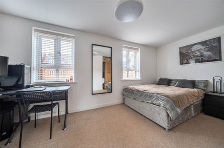 An impressive three double bedroom townhouse with integral garage, set within the highly regarded Racecourse development to the west of Newbury. - Photo 2