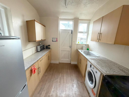 4 bedroom private hall to rent - Photo 4