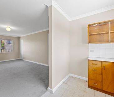 Freshly Renovated Top-Floor Retreat in Leafy Maylands - Photo 6