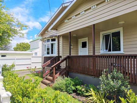 Sunny Spacious 4 bedroom furnished home Onehunga - Photo 4