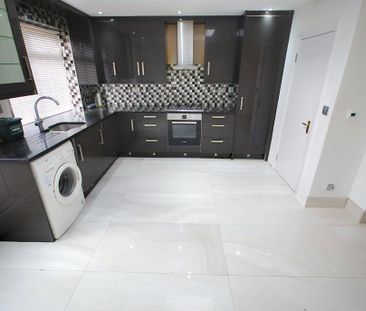 4 bedroom semi-detached house to rent - Photo 6