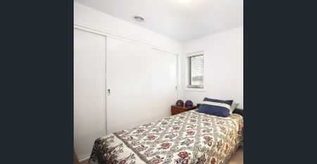 Stunning Three Bedroom Townhouse - Photo 2