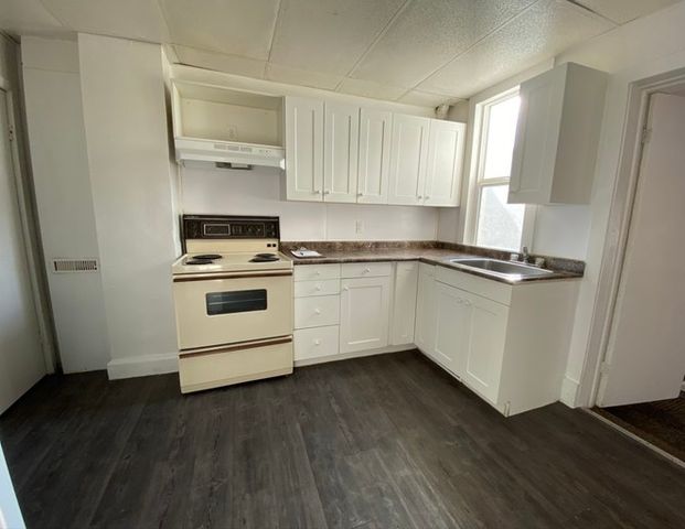 FOR RENT | LARGE 3 /4 BEDROOM HOME |$1,795 / MONTH includes water | | 258 Owena Street, Winnipeg - Photo 1