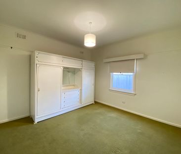 Stunning 4 Bedroom Family Home in the centre of Ringwood - Photo 4