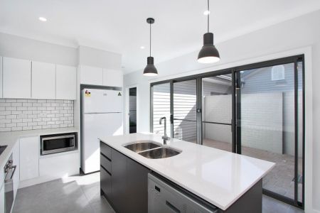 Three bedroom modern townhouse in a well located position in North Tamworth - Photo 2