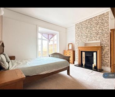 4 bedroom semi-detached house to rent - Photo 3