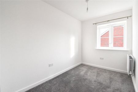 A brand new 3 bedroom house situated in this highly sought within a short distance to the town centre. GCH. Allocated parking space. Unfurnished. - Photo 4