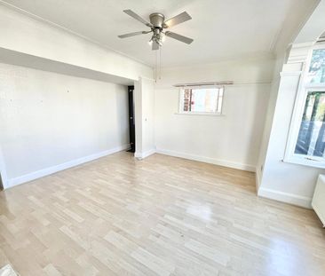 Leighton Avenue, Leigh-on-Sea, Essex, SS9 1QA - Photo 2