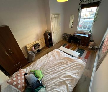 4 bedroom semi-detached house to rent - Photo 3