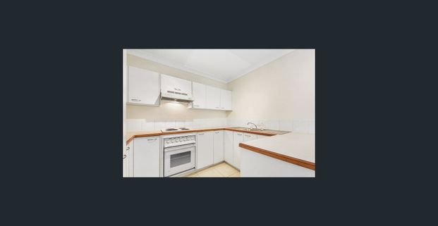 Spacious 2BR Townhouse w/ Study & Courtyard Living in Woodridge - Photo 1