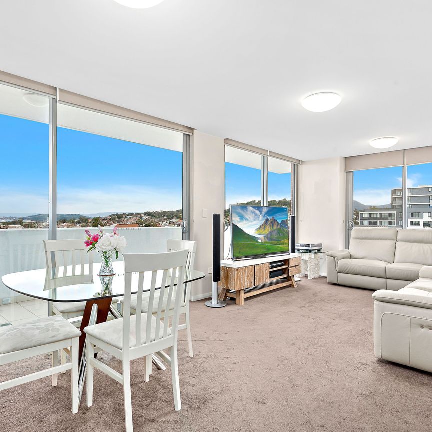 Stylish Top-Floor Apartment with Stunning Views in the Heart of Wollongong - Photo 1
