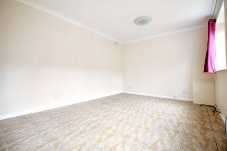 4 bedroom detached bungalow to rent - Photo 2