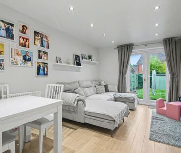 Stylish 2-Bed Home | High-Spec Finish & Parking in CV10 - Photo 1